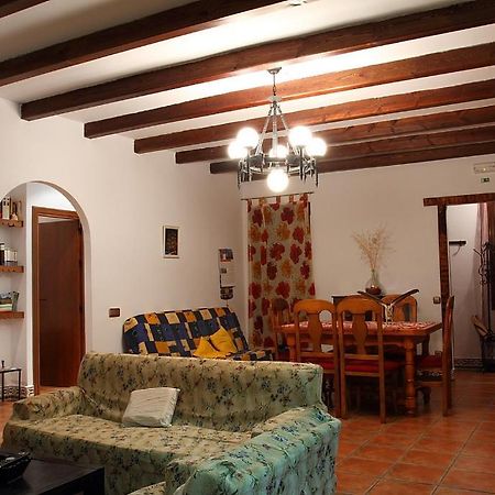 El Hogar De Ardwina Guest House Alía Exterior photo