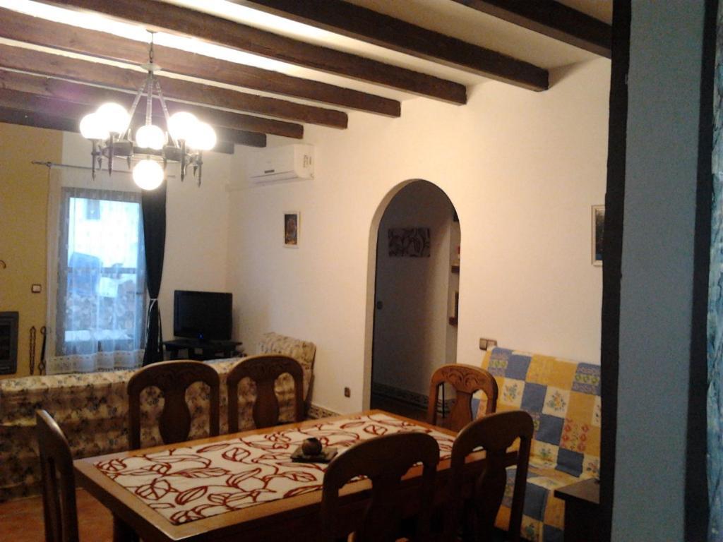 El Hogar De Ardwina Guest House Alía Room photo